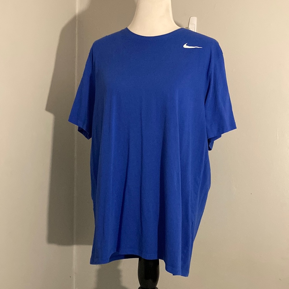 Men’s athletic cut Nike tshirt